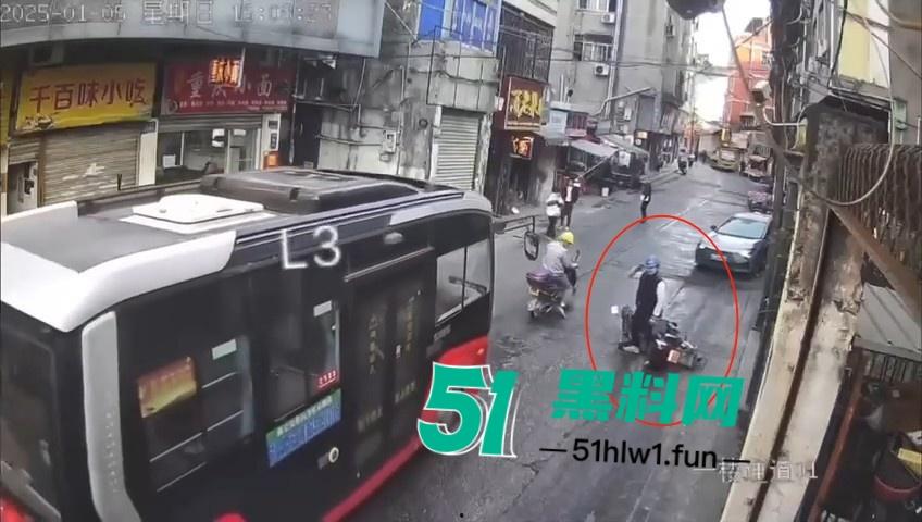 浙江温州网传一位【环卫工人】故意乱扔油污垃圾还用铲子捅破,导致多名骑行人摔倒。-4