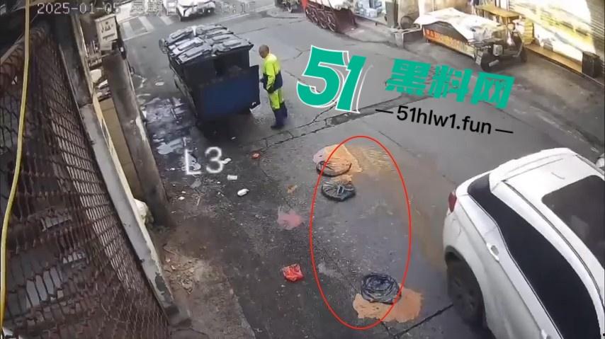 浙江温州网传一位【环卫工人】故意乱扔油污垃圾还用铲子捅破,导致多名骑行人摔倒。-5