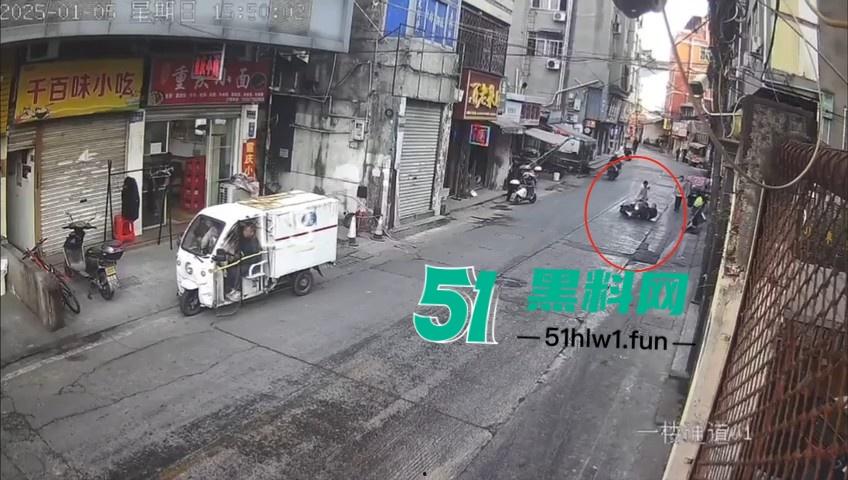 浙江温州网传一位【环卫工人】故意乱扔油污垃圾还用铲子捅破,导致多名骑行人摔倒。-9