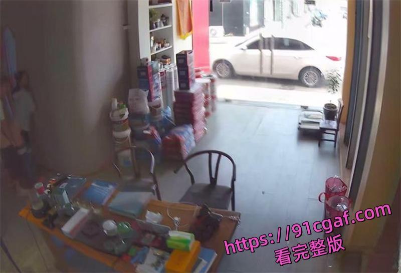黑客破解摄像头监控偷拍 老板和店员玩刺激偷情 大白天竟在店里玩后入-3