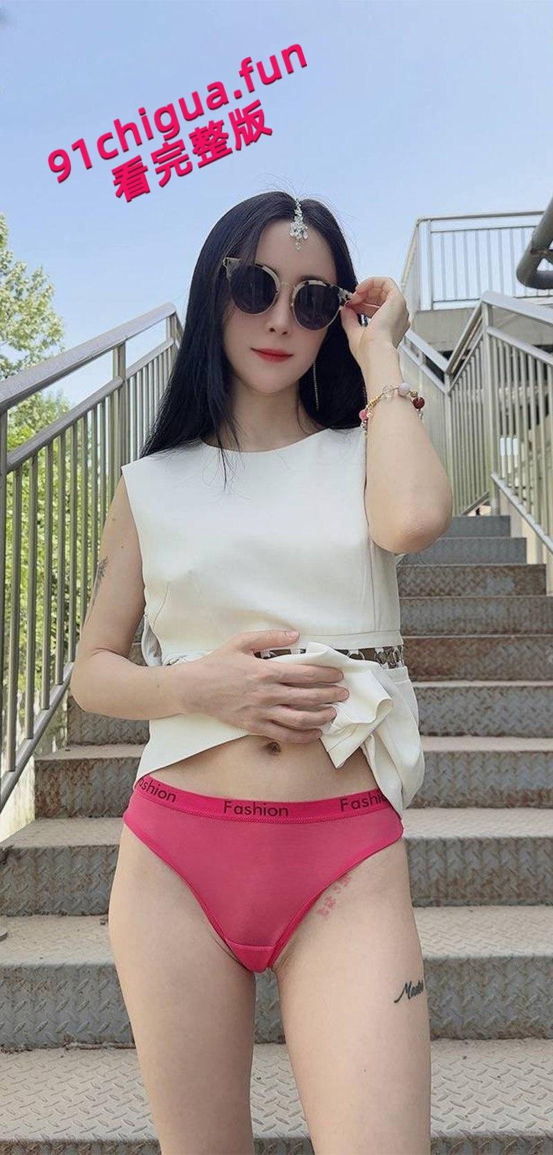 推特网红【西安大表姐】最新露出合集,餐厅商场天桥肆意露出狂欢自慰,淫荡表情反差到极致!-1