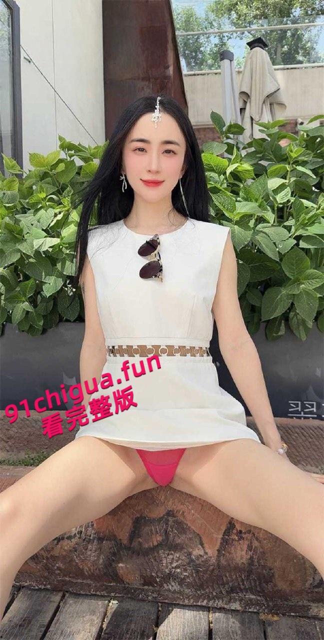 推特网红【西安大表姐】最新露出合集,餐厅商场天桥肆意露出狂欢自慰,淫荡表情反差到极致!-7