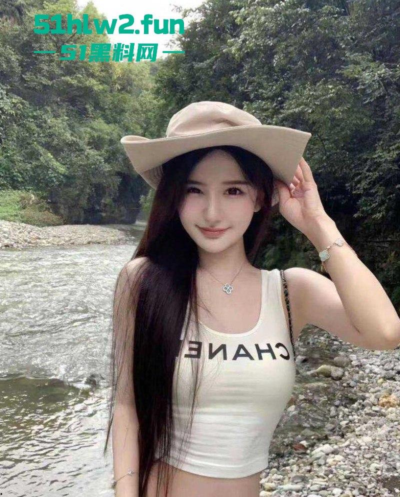 汕头大学约炮门!黑丝高跟白月光被体育生后入逛干,男友舍不得操的大一学妹被人站起来狂蹬!-7