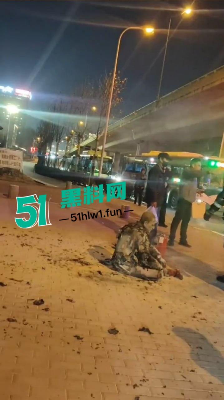 青岛海尔路上演火焰奇葩秀，自焚哥一身火光冲天 想变凤凰结果成了烧鸡？-2