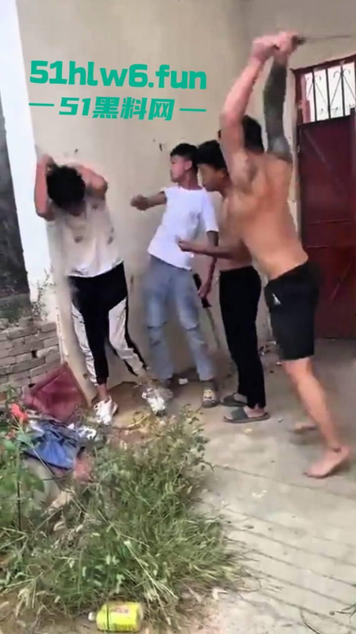 河南南阳暴力事件，精神小伙虐待殴打学生拍下视频炫耀，人神共愤必须重判啊。