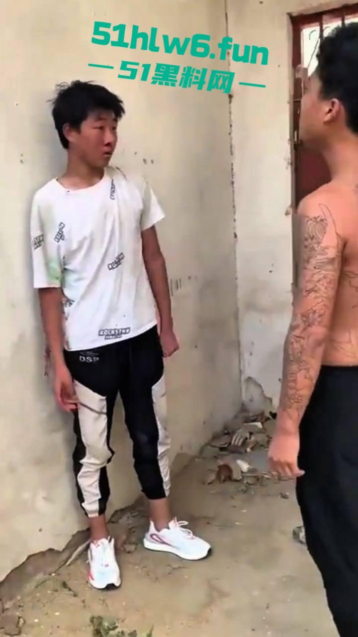 河南南阳暴力事件，精神小伙虐待殴打学生拍下视频炫耀，人神共愤必须重判啊。-3