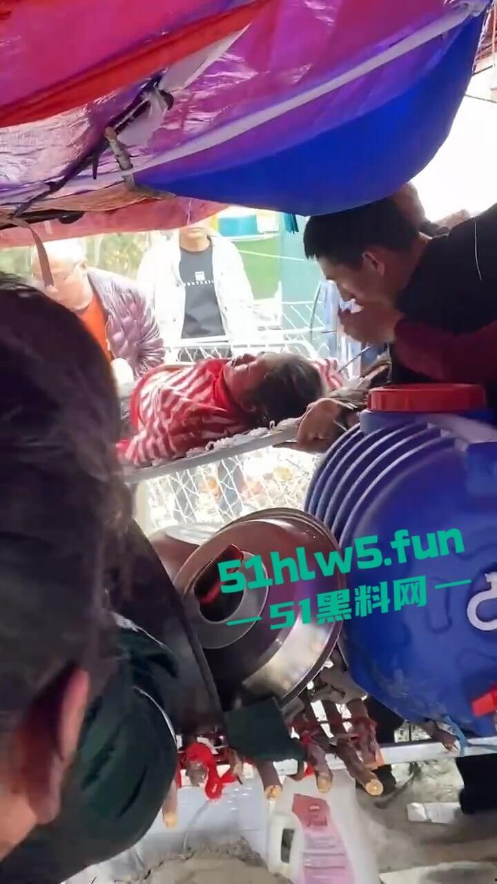 河南镇平庙会游乐设施发生故障致一家三口瞬间高空坠落,一死两伤现场惨不忍睹。-2