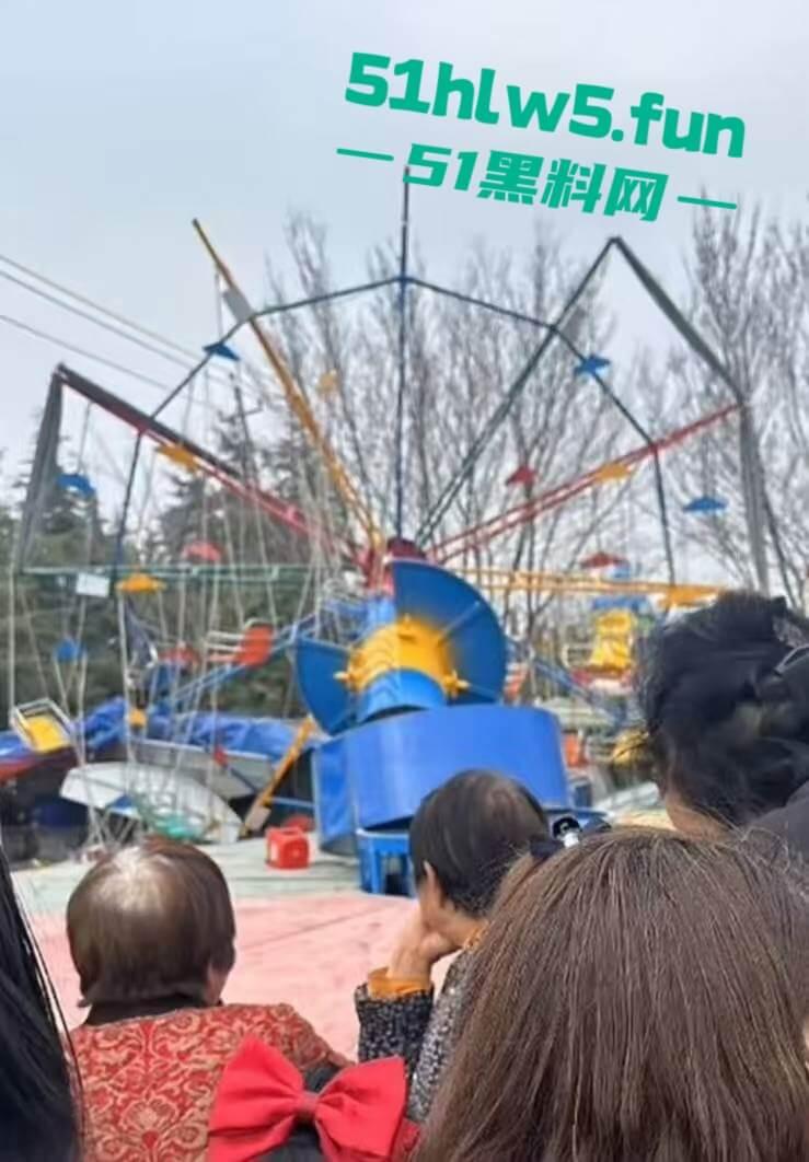 河南镇平庙会游乐设施发生故障致一家三口瞬间高空坠落,一死两伤现场惨不忍睹。-6