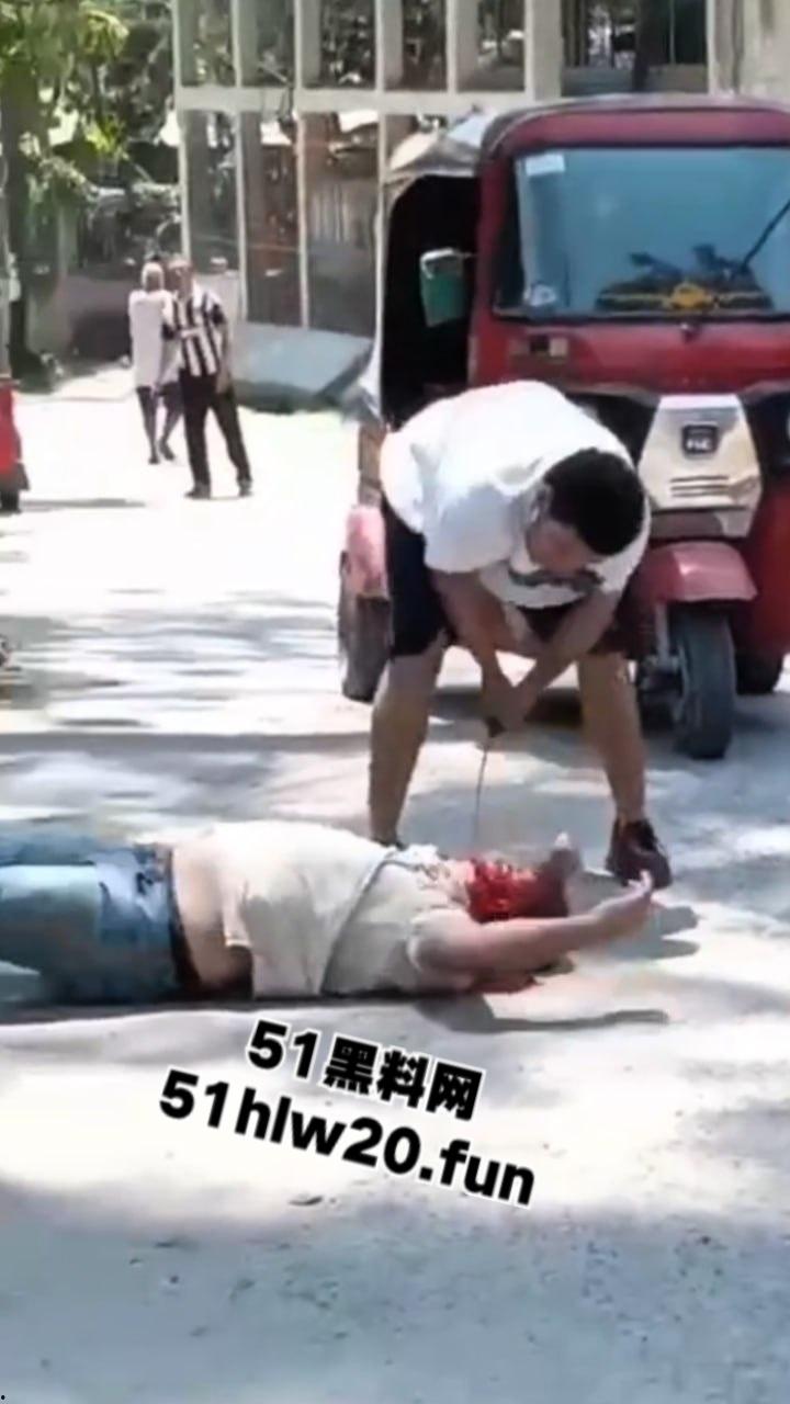 【血腥恐怖】哥伦比亚街头砍人，男子持刀将人砍倒后对着脑袋疯狂劈砍，当街持刀爆头？-6