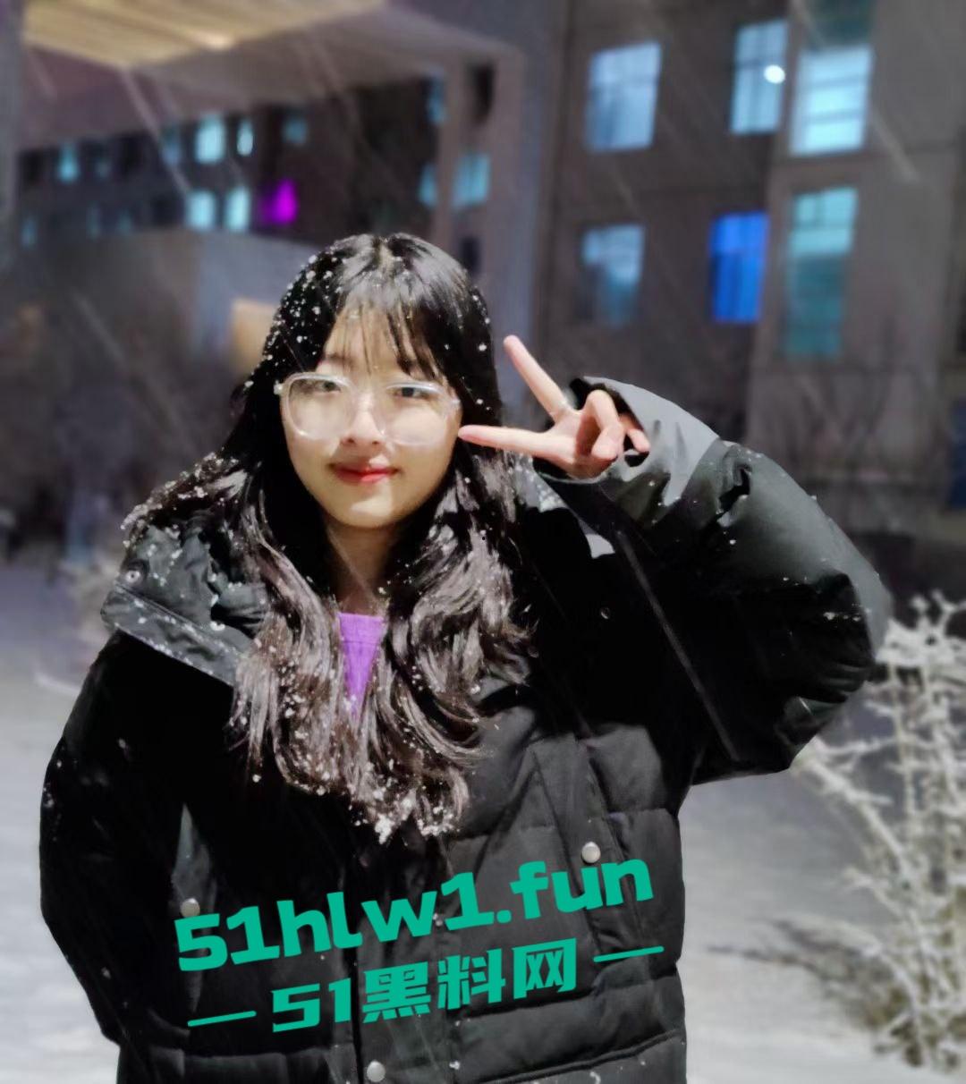 青海大学大一嫩妹【伍悦】露脸约炮视频被曝，粉嫩逼穴水润多汁，口交骑乘样样精通。-1