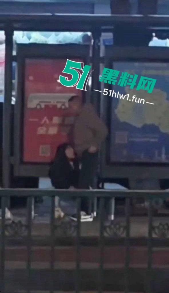 震惊!常州大学城公交车站两男女饥渴难耐当街啪啪,各种姿势变换无视路人视频曝光全网疯传。-1