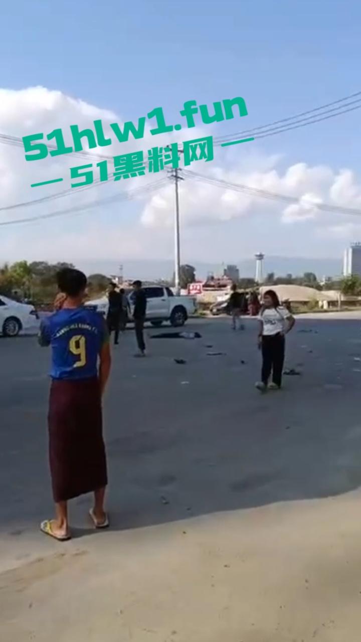 缅甸发生严重车祸 据悉是园区管理员木姐 骑电瓶车出门时 被飞速行驶的面包车撞飞 这就是恶有恶报?-2