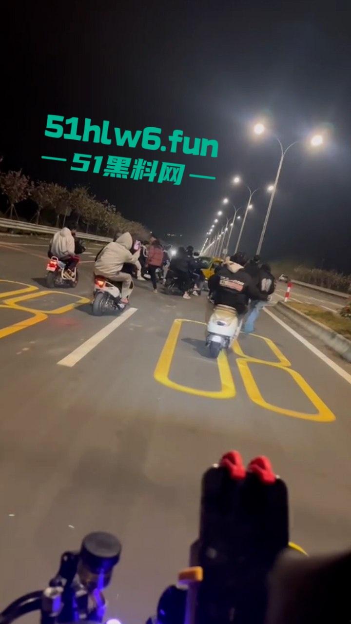 广东江门市电摩排位赛车祸,精神小伙深夜载人高速撞车,2男1女当场归西!-6