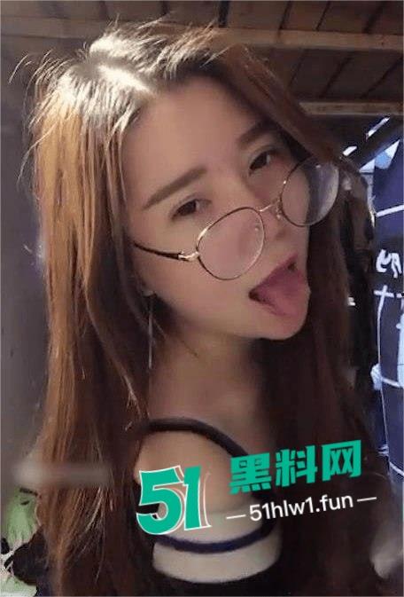 武汉服装学院大三骚货学生【刘宝妍】在宿舍内大胆下海黄播自慰，全程卖骚挑逗想勾引金主。-3