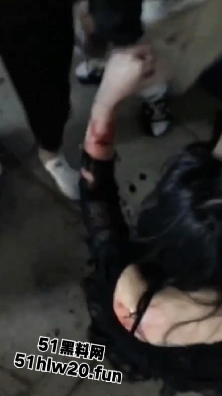 吉林长春精神小妹干架现场,一群精神小妹带着几个小伙围殴俩美女,打人者正在追捕当中。-1