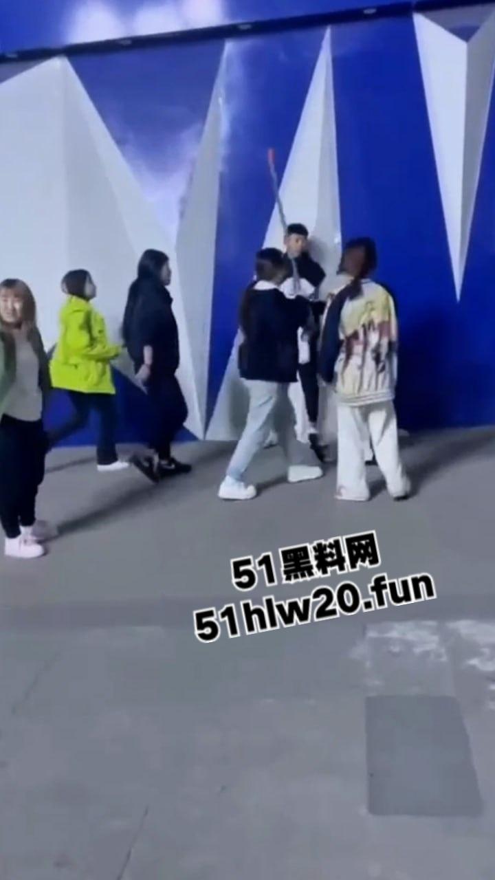 吉林长春精神小妹干架现场,一群精神小妹带着几个小伙围殴俩美女,打人者正在追捕当中。-2