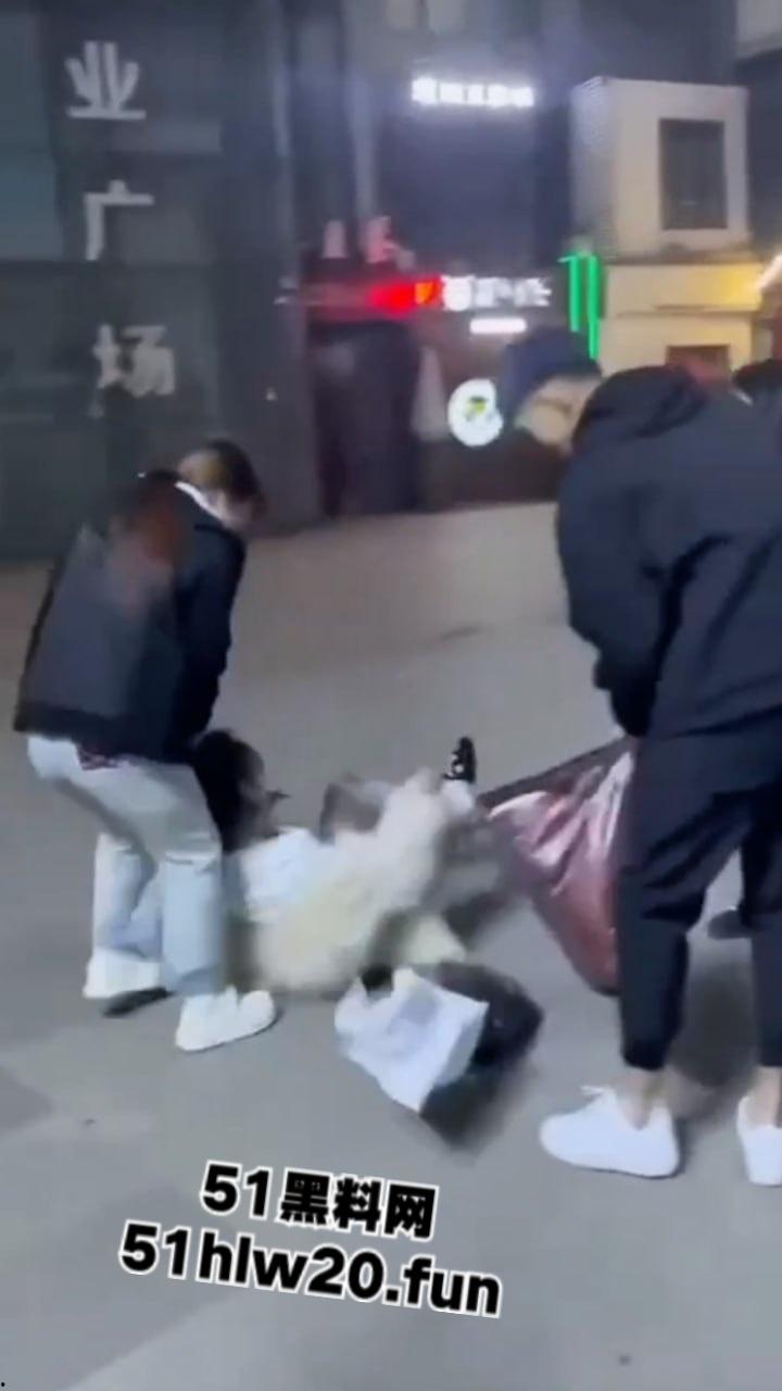 吉林长春精神小妹干架现场,一群精神小妹带着几个小伙围殴俩美女,打人者正在追捕当中。-6