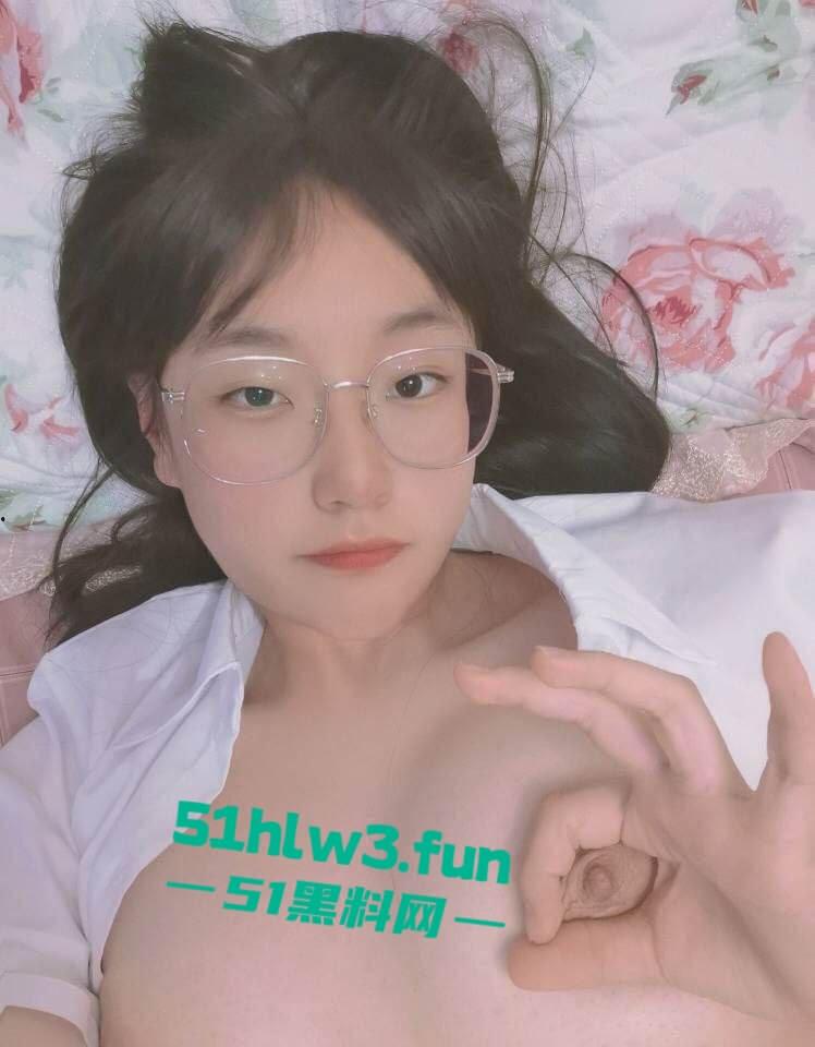 顶级大奶眼镜妹【苏荷】完美身材粉嫩酮体,美乳硕大粉嫩小穴无毛白皙,性感美腿更是撩人自慰玩穴私拍流出。-1