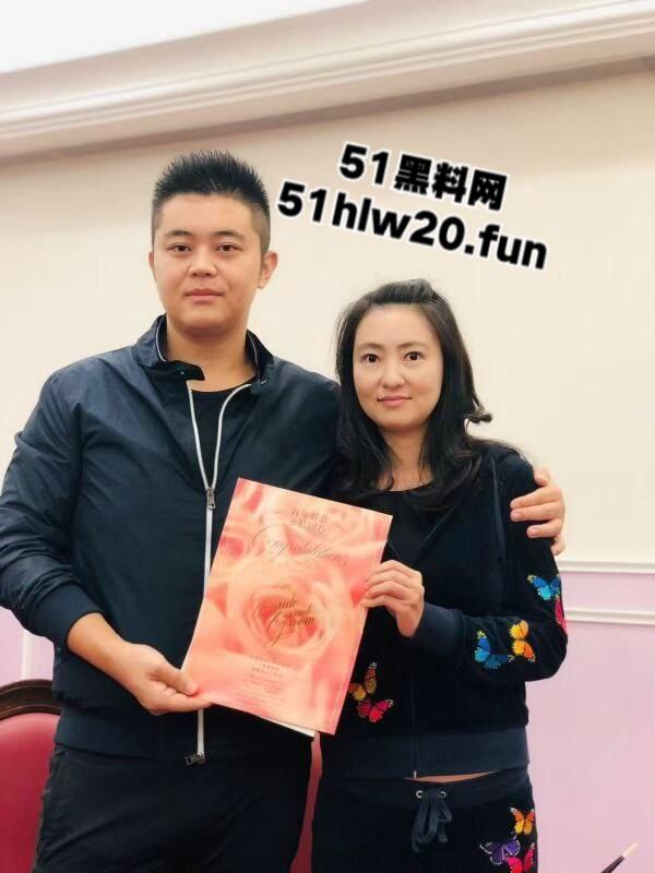 小混混摇身一变成老板!深圳盐田曼哈幼儿园老板王瑞带前妻一家老小吃软饭骗走香港富婆上千万,网友喊话赶紧开课教学。-5