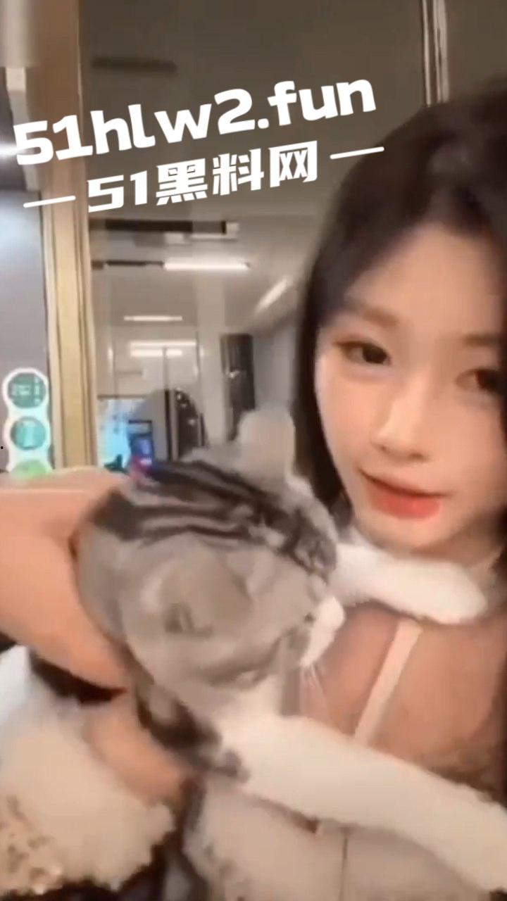 376W粉丝网红【陈佳琪】绝美颜值极品尤物,肌肤白嫩身材一流奶大臀翘腿长逆天直播间抱猫结果惨遭露点。-3