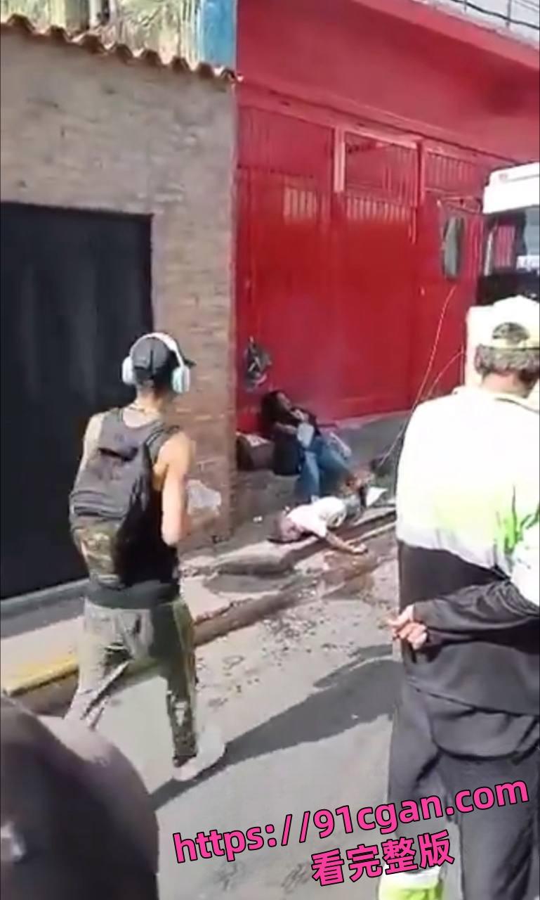 巴拿马触电猎奇,母亲带子烧成焦黑尸块,碳化恶心画面炸裂,太瘆人了!-1