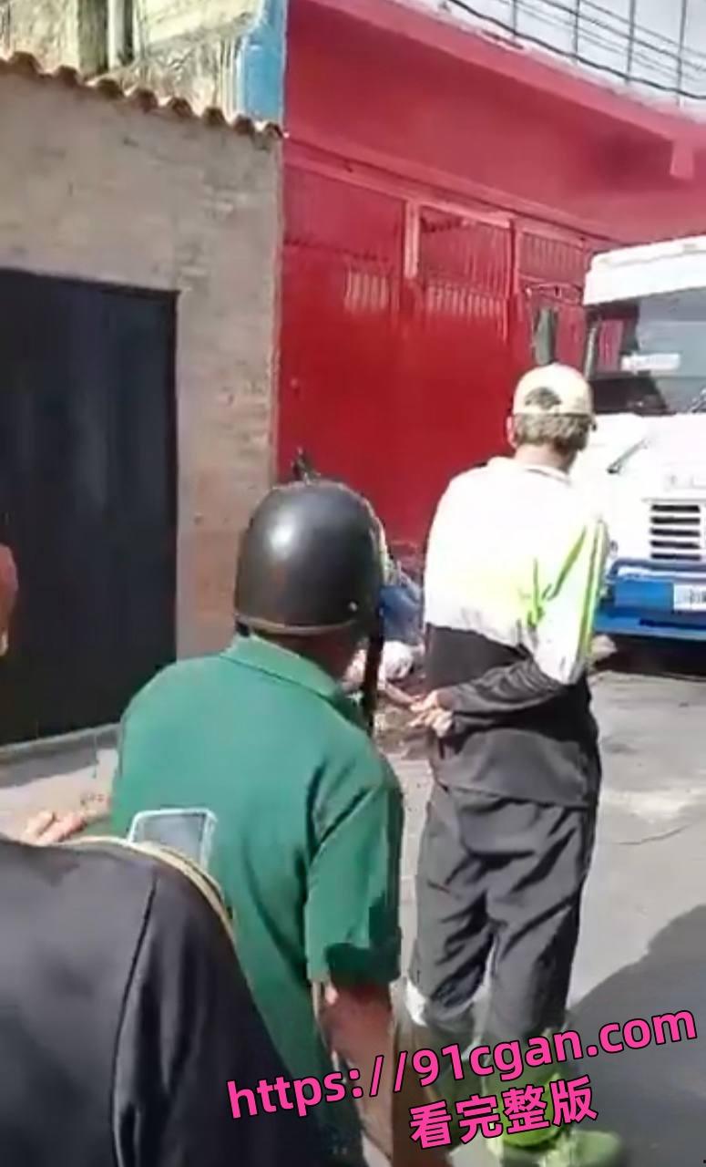 巴拿马触电猎奇,母亲带子烧成焦黑尸块,碳化恶心画面炸裂,太瘆人了!-2