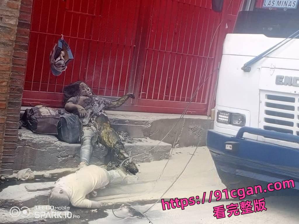 巴拿马触电猎奇,母亲带子烧成焦黑尸块,碳化恶心画面炸裂,太瘆人了!-3