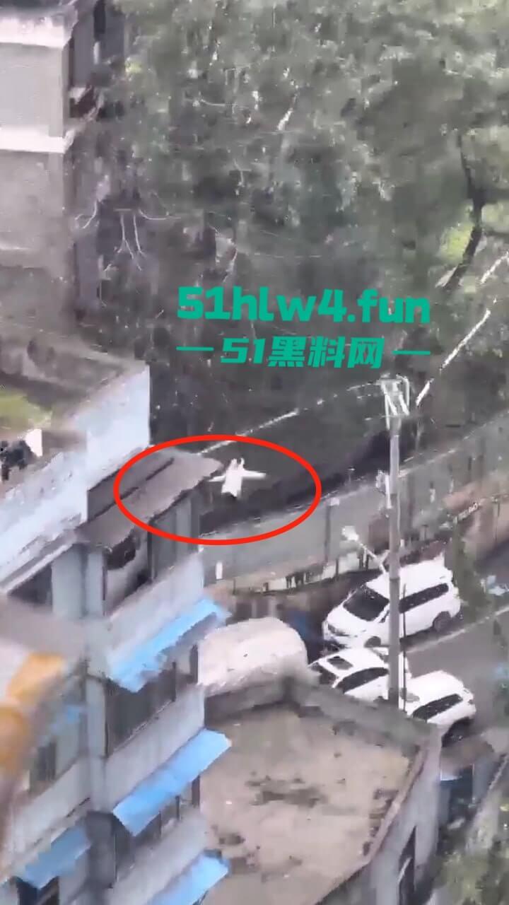 山西一男子轻生现场，救援队赶到男子奋不顾身跳楼自杀，据悉是离婚导致的精神崩溃。-4