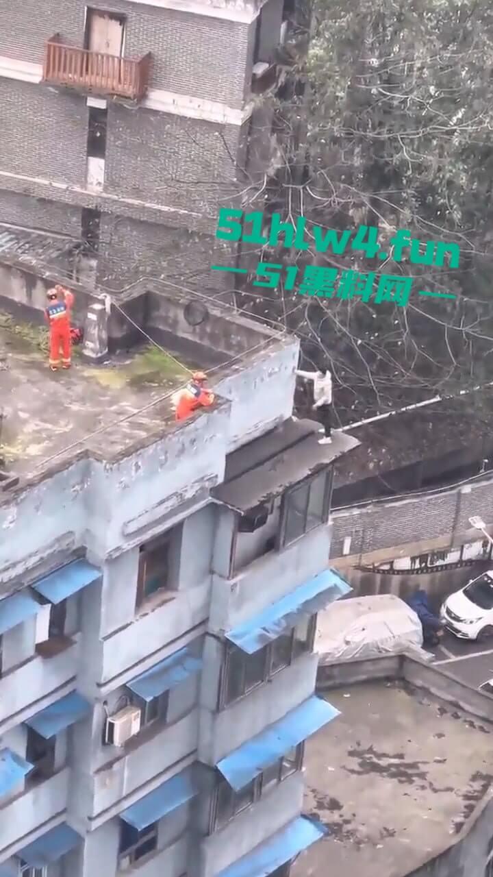 山西一男子轻生现场，救援队赶到男子奋不顾身跳楼自杀，据悉是离婚导致的精神崩溃。-6