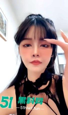 飞机火箭飘一波，奶子骚逼随便摸。人气主播【gi墨迹】百元打赏劲爆直播录屏曝光！