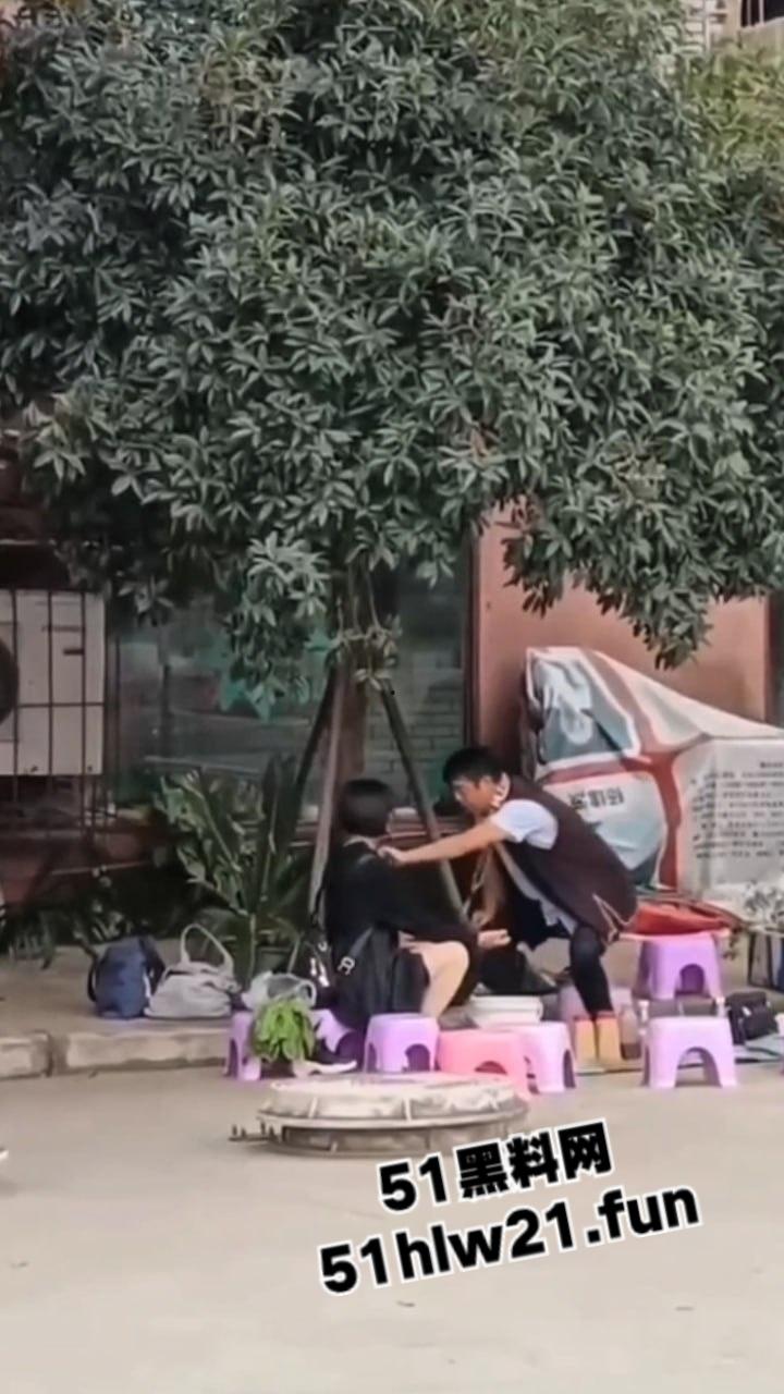 江湖骗子命理大师，当街算命还上手掏女客户裤裆摸逼，起身做法摸奶揉捏这都能骗人呢！-1