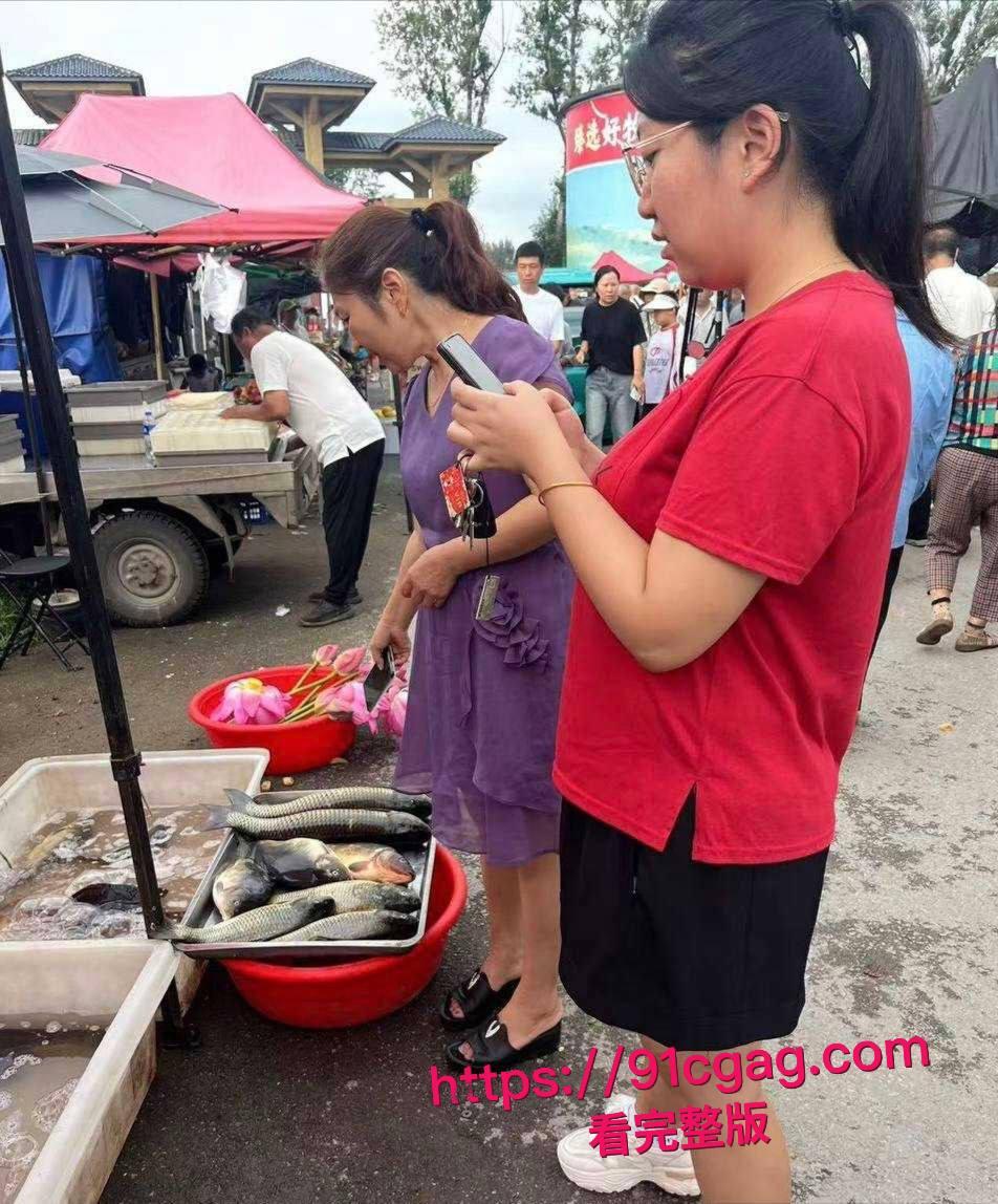沈阳建筑大学的小鲜肉左一飞,还是个研究生,才20岁出头的嫩鸡巴小伙子,竟然跟50多岁宿舍宿管大妈搞起了火热地下恋-1