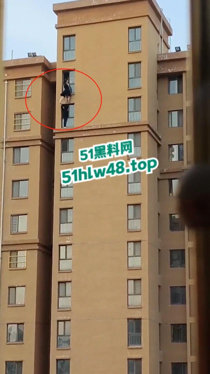 河北定州惊现坦克肉女跳楼，回心转意不跳但四五男人拉不动，女生不幸坠落摔成肉泥！