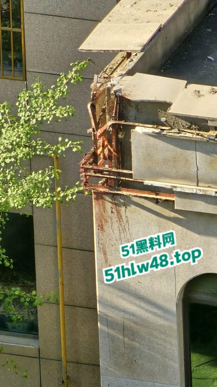 河北定州惊现坦克肉女跳楼,回心转意不跳但四五男人拉不动,女生不幸坠落摔成肉泥!-4