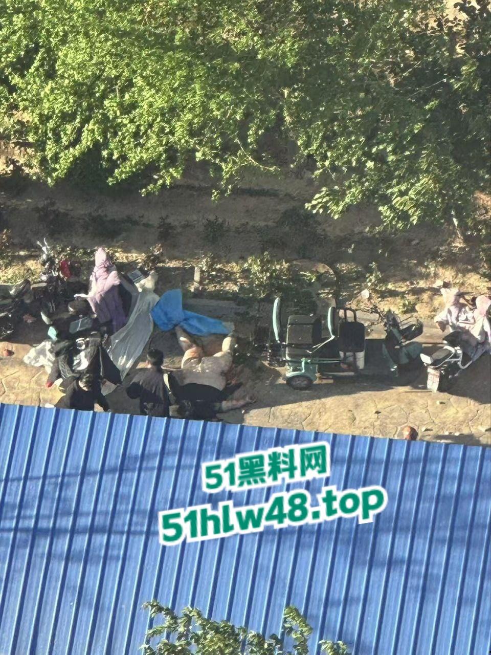 河北定州惊现坦克肉女跳楼,回心转意不跳但四五男人拉不动,女生不幸坠落摔成肉泥!-5