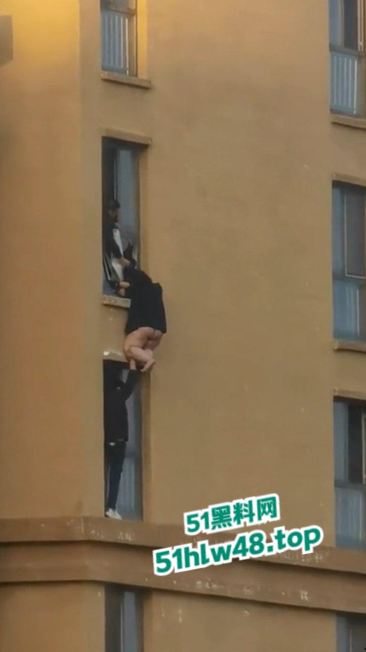 河北定州惊现坦克肉女跳楼,回心转意不跳但四五男人拉不动,女生不幸坠落摔成肉泥!-7