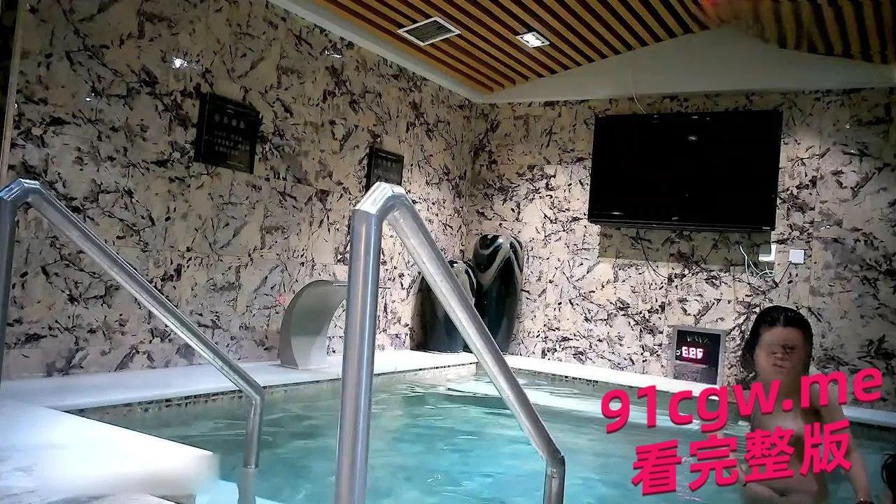 女澡堂偷拍视频流出!水中嬉戏看得人口水直流!-3