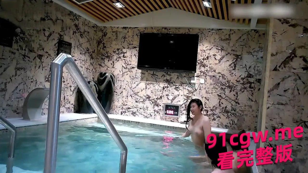 女澡堂偷拍视频流出!水中嬉戏看得人口水直流!-5