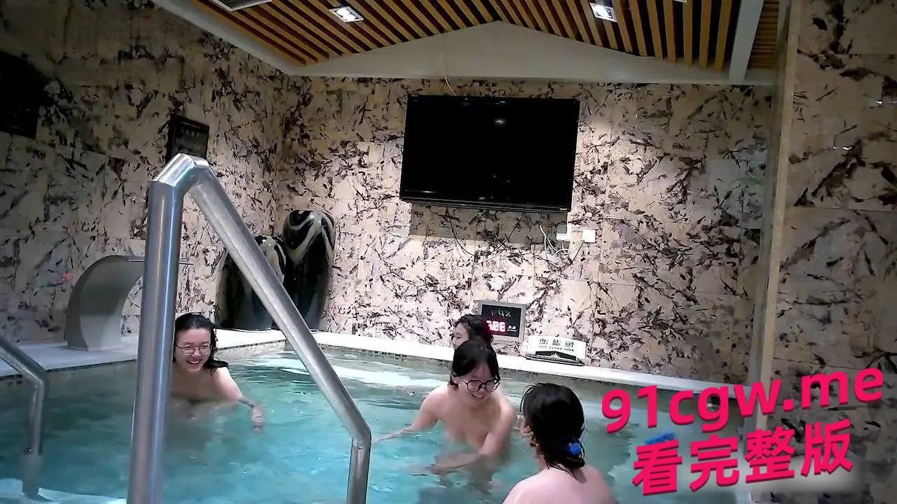 女澡堂偷拍视频流出!水中嬉戏看得人口水直流!-6