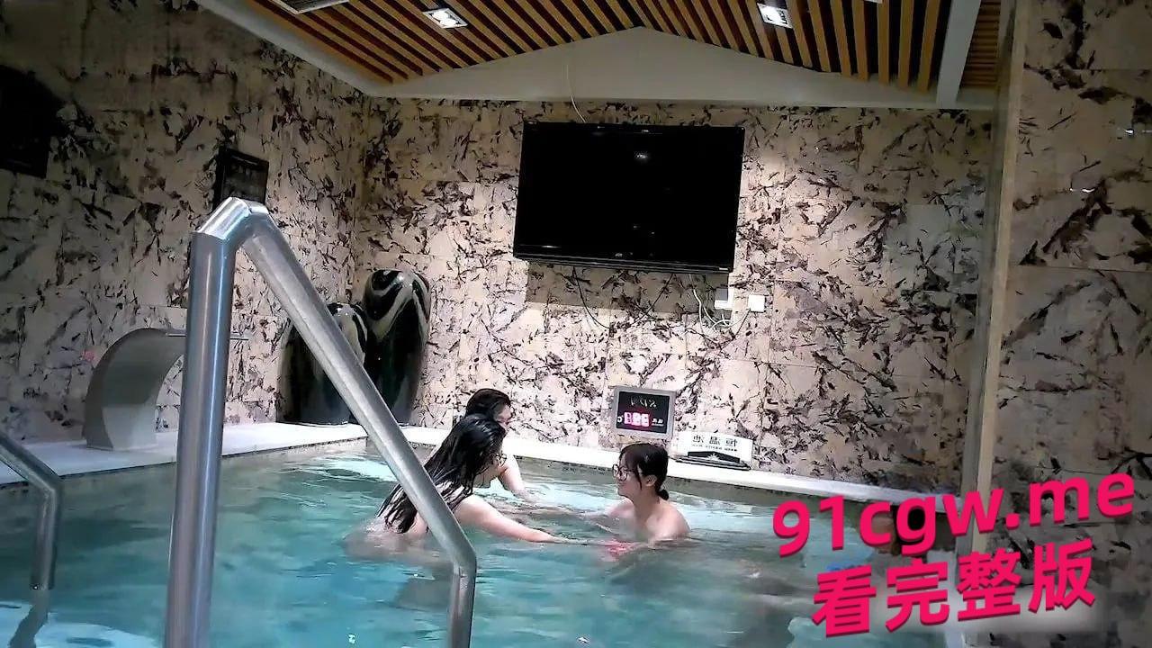 女澡堂偷拍视频流出!水中嬉戏看得人口水直流!-7