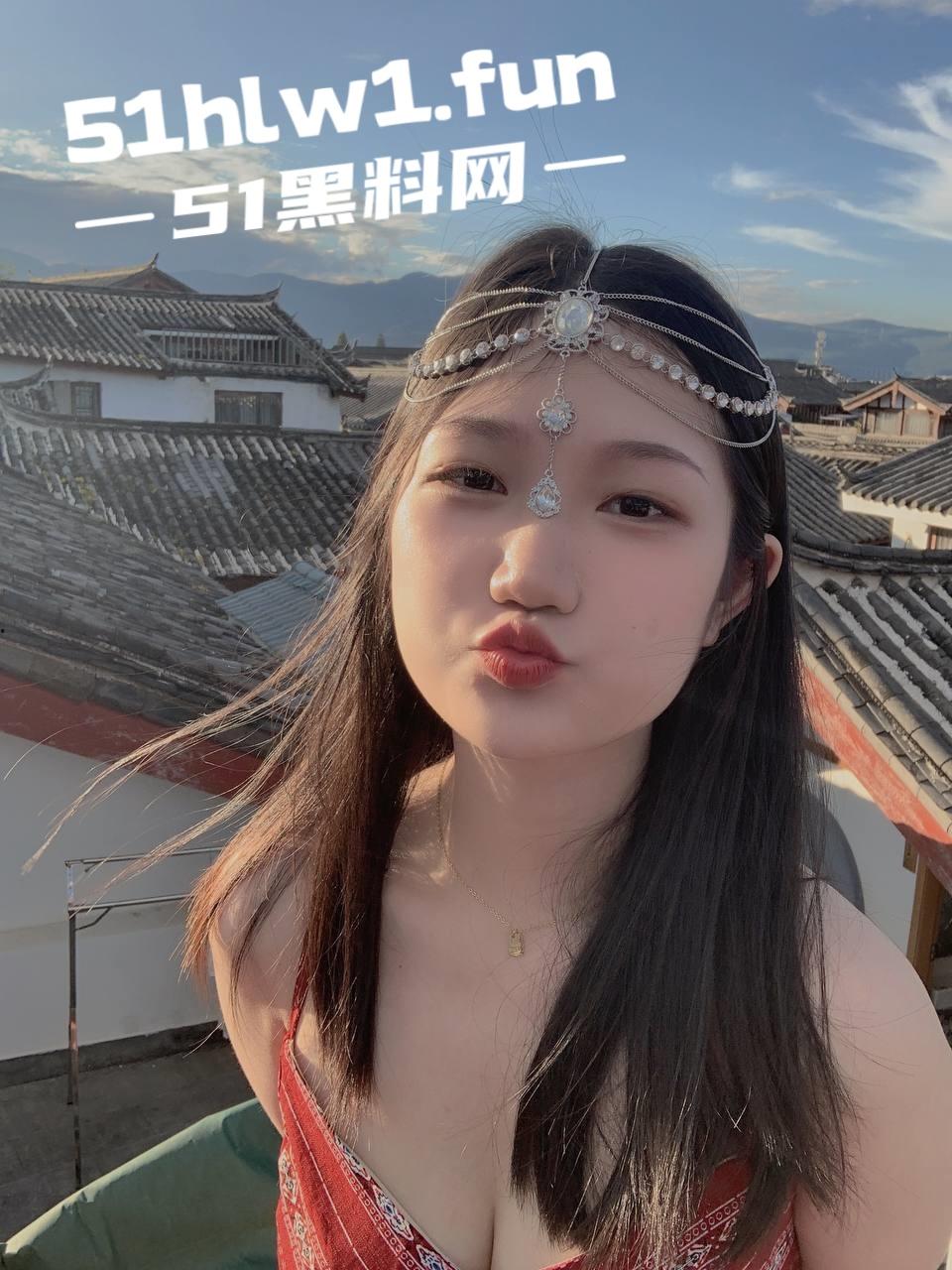 江苏信息职业技术学院反差骚母狗【刘柄池】靓丽颜值身材曼妙，私下却是骚母狗酒店被金主调教视频流出。-11