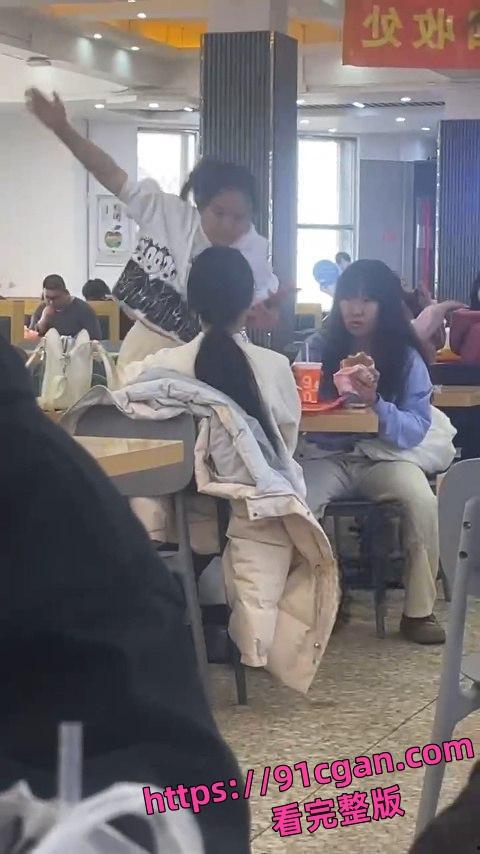 哈尔滨师范大学食堂二楼 原配撕小三？三巴掌定乾坤！-3