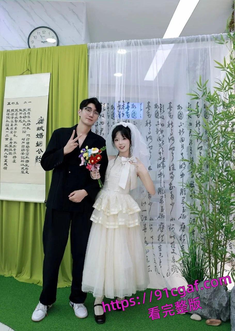 24 岁骚货新娘背地里就是一个骚逼母狗，结婚前一夜还和炮友穿着婚纱交流！-3