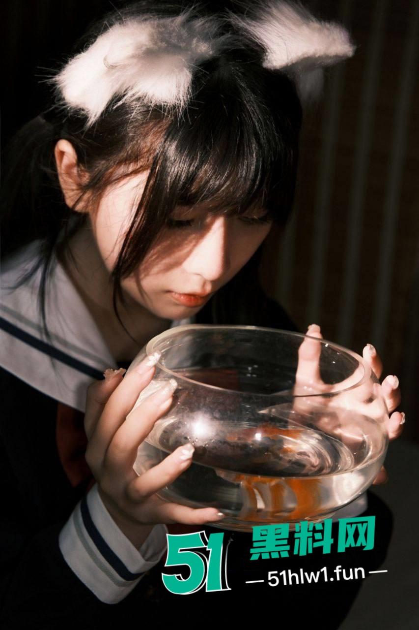 推特萝莉福利姬【星野柒免】清纯颜值肥臀母狗，穿可爱制服私拍白虎嫩逼手揉酥胸全露私拍视图流出