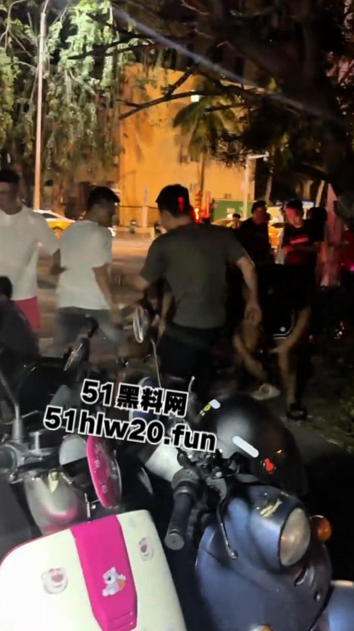 海南三亚实拍斗殴现场，三亚苏荷酒吧门口几个男子遭疯狂殴打，疑似街边要女子电话被男伴带人殴打。-4