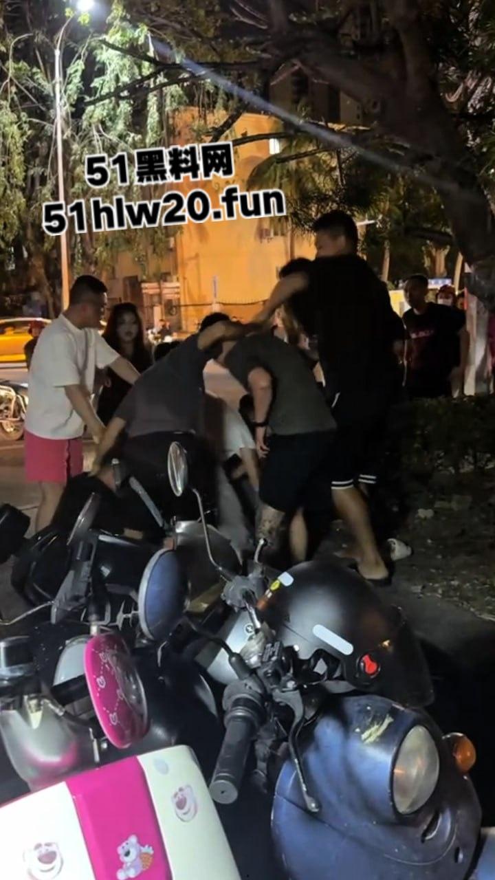 海南三亚实拍斗殴现场，三亚苏荷酒吧门口几个男子遭疯狂殴打，疑似街边要女子电话被男伴带人殴打。-6
