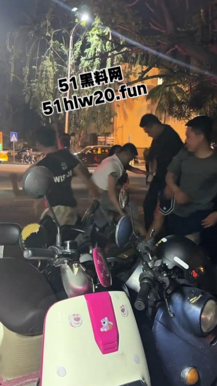 海南三亚实拍斗殴现场，三亚苏荷酒吧门口几个男子遭疯狂殴打，疑似街边要女子电话被男伴带人殴打。-7