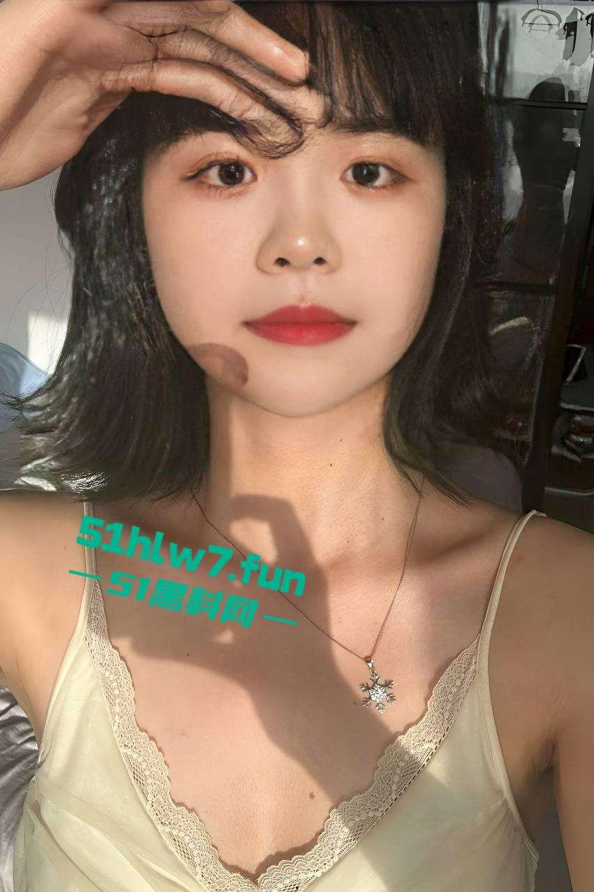 中国社会科学院研究生【杜若凝】裸聊约炮,男友怒爆骚货性瘾视频,饥渴身体含屌求操!-4