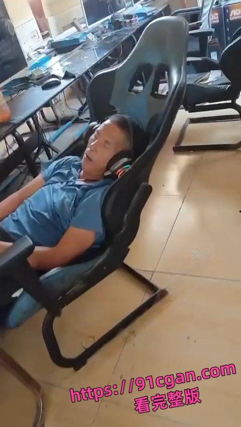 神人在网吧大屏看片 结果看到睡着 手里还捏着自己的鸡巴 太社死了！-1