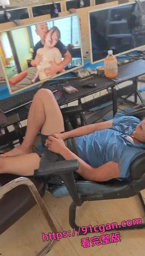 神人在网吧大屏看片 结果看到睡着 手里还捏着自己的鸡巴 太社死了！-2